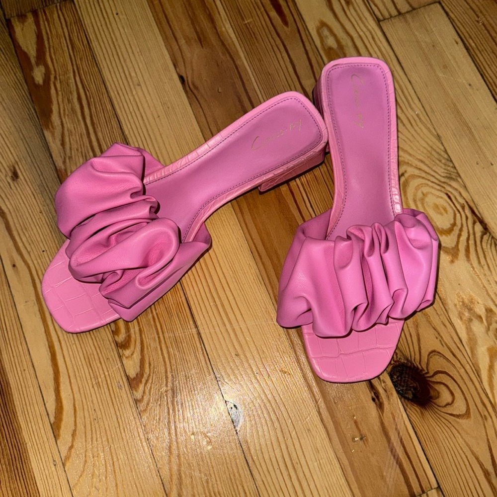 Pink ruffle sandal Sam Edelman size 8